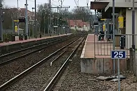 Vue de la gare depuis le passage à niveau.