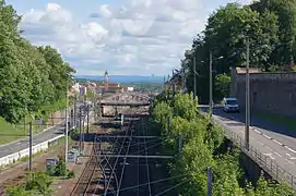 La gare, vue depuis la passerelle piétonne jouxtant le pont André-Boulloche. Au premier plan, les voies en direction de Paris-Est ou d'Épinal.