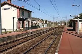 Quais, abris et ancien bâtiment voyageurs fermé.