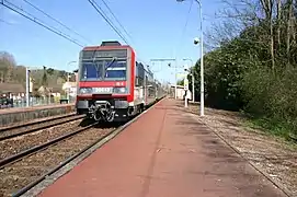 Un train Transilien à quai en gare.