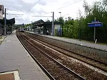 Vue des quais avec un train venant de Paris-Saint-Lazare.