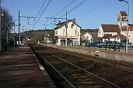 La gare avec le village et l'église en arrière-plan.