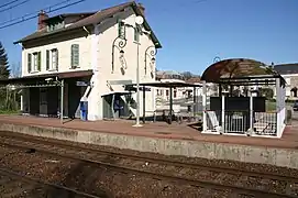 La façade de la gare depuis le quai opposé.