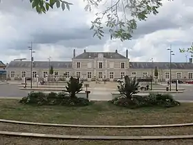 Vue de la façade du bâtiment voyageurs côté cour.