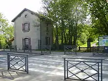 ex-maison de garde-barrière à l'est de la gare, au croisement de la D 216 et de ce qui est devenu une Coulée verte pour cyclistes, avec vue en direction de l'ancienne gare de Grisy-Suisnes.