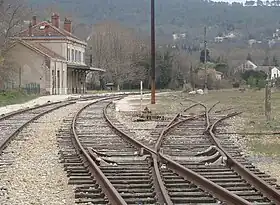 l'intérieur de la gare, avec les voies et le bâtiment voyageurs