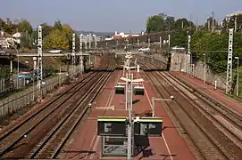 Vue des voies et des quais en direction du nord.