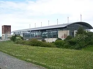 Photo diurne montrant l'architecture du bâtiment voyageurs de la gare de Calais-Fréthun.