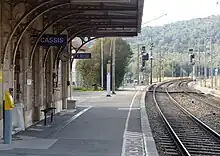 L'intérieur de la gare avec le bâtiment voyageurs et sa marquise