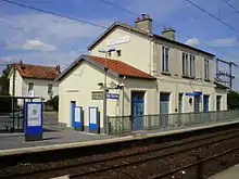 Le bâtiment voyageurs et l'entrée de la gare vue des quais