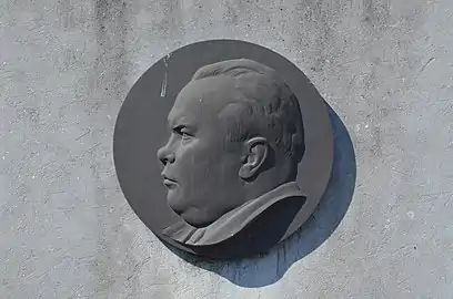 Monument à la mémoire d'Antoine Lessines près de la gare de Charleroi-Central (1949).