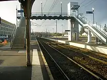 Intérieur de la gare, voies, quais et passerelle