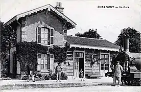 Charmont-sous-Barbuise. Gare en brique et en bois.