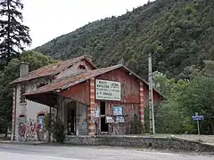 Le bâtiment vu de la route (2013).