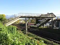 La passerelle pour piétons au-dessus des voies.