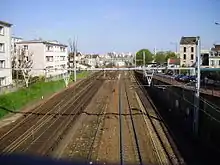 Les cinq voies à l'ouest de la gare, avec au milieu une voie de service.