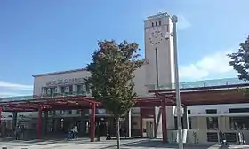Entrée principale et parvis rénové de la gare, en septembre 2017