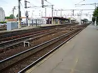 Vue en direction de Paris depuis l'extrémité ouest du quai pour Mantes-la-Jolie ou Pontoise.