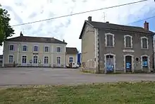 La gare de Corbigny SE à gauche et PLM à droite.