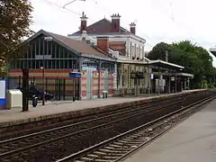 Voies, quais et bâtiment voyageurs depuis l'ancien quai pour Mantes-la-Jolie ou Gisors dont la voie est devenue en impasse.