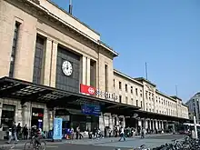 Photographie en couleurs de la façade d'une gare.