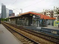 Bâtiment voyageurs vu depuis le quai pour La Défense.