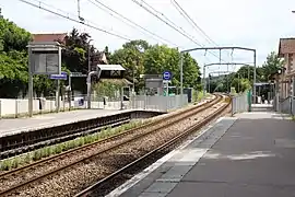 Vues des voies et quais en direction du nord de la ligne.