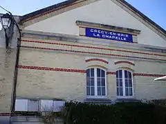 Côté est du bâtiment avec inscrit Crécy-en-Brie - La Chapelle.