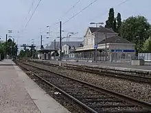 Les voies de la gare en direction de Paris