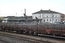 Aperçu d'une partie des voies de service, des voies à quai et du bâtiment voyageurs.