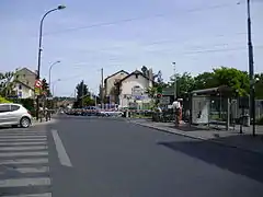 Passage à niveau fermé, vu de la rue de la Gare à Deuil-la-Barre.