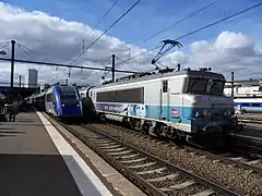 En gare de Dijon-Ville la BB 22354 avec la livrée « En Voyage » en tête d'un train Corail équipé de la réversibilité.