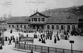 Carte postale ancienne montrant la gare de Fécamp à la fin du dix-neuvième siècle.