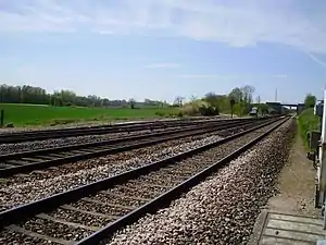 Bifurcation entre la ligne de Flamboin-Gouaix à Montereau, à gauche, et la ligne de Paris-Est à Mulhouse-Ville, à droite, la vue étant vers Paris.