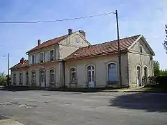 Bâtiment voyageurs fermé, vu de la place de la gare.