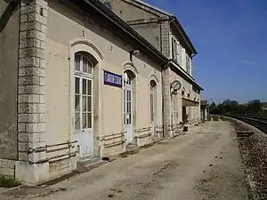 Ancien quai, rétréci en largeur, en regardant vers la gare de Nogent-sur-Seine, à l'est.