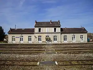 Bâtiment voyageurs fermé, vu du côté sud des voies.