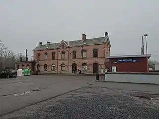 Bâtiment de la gare, côté rue.