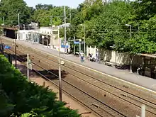 Quai pour Paris-Montparnasse, vu depuis le chemin de la chapelle Saint-Jean au sud des voies.