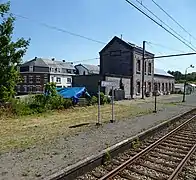 Une voie de garage existait autrefois entre le quai et le bâtiment.