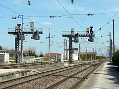 Gare de FrasneEn amont de la bifurcation vers Pontarlier (Les Verrières Suisse) ou Vallorbe et Lausanne (Suisse)