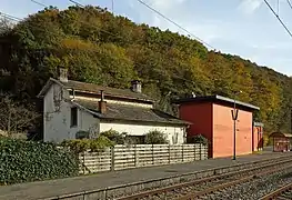 En blanc, l'ancienne maison du garde-barrière ; en brun, vestiges de la cabine de signalisation et du bâtiment à voyageurs