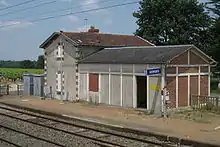 Le bâtiment voyageurs de l'ancienne gare lorsqu'elle était encore desservie par quelques TER, en 2009.