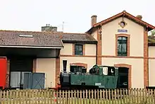 Locomotive à vapeur devant l'ancienne gare de Gouarec.