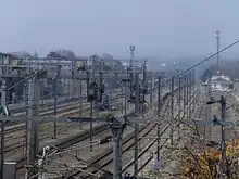 Les voies de la gare vue du pont routier de l'ancienne RN12