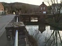 L'Eau d'Heure et le pont du chemin du Hameau près de la gare.