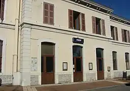 Façade avec l'ancien logo SNCF.