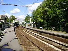 Les quais de la gare vus en direction de Paris-Saint-Lazare.