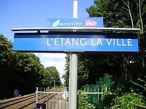 Panneau annonçant le nom de la gare, au label Transilien.