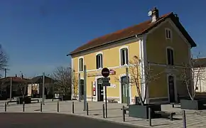 Le parvis de la gare.